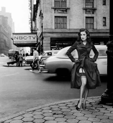 Waiting for a Yellow Cab .   Dita in Manhattan 1950 Thomas Dellert