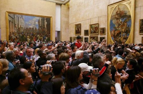 Crowds massed in front of Mona Lisa. Photo: Getty Images GETTY